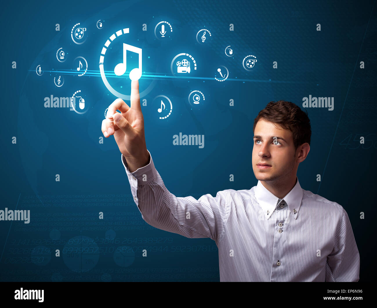 Imprenditore premendo tipo di supporto virtuale di pulsanti Foto Stock