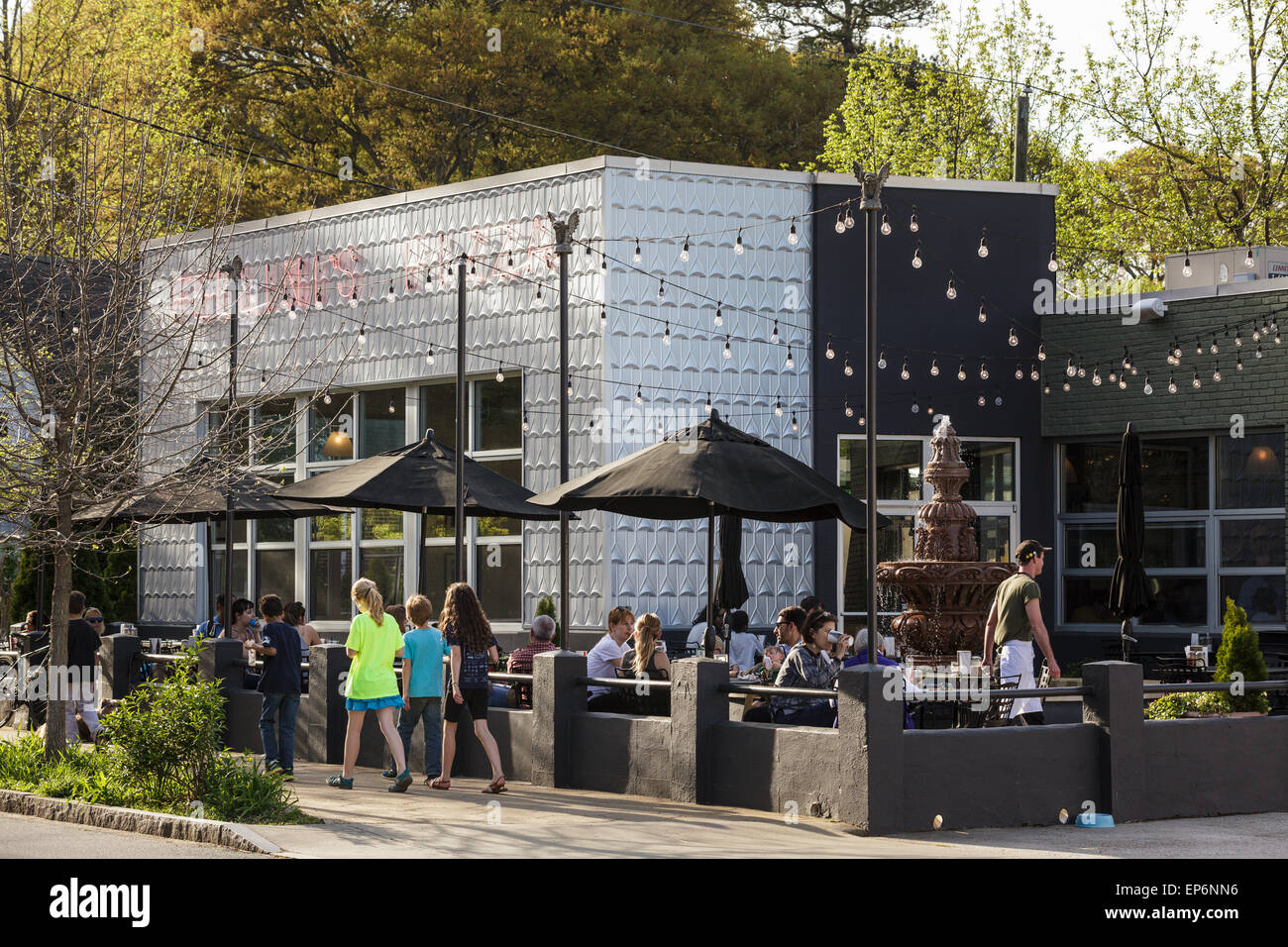 Sala da pranzo alfresco in Candler Park, Atlanta, Georgia, Stati Uniti d'America Foto Stock