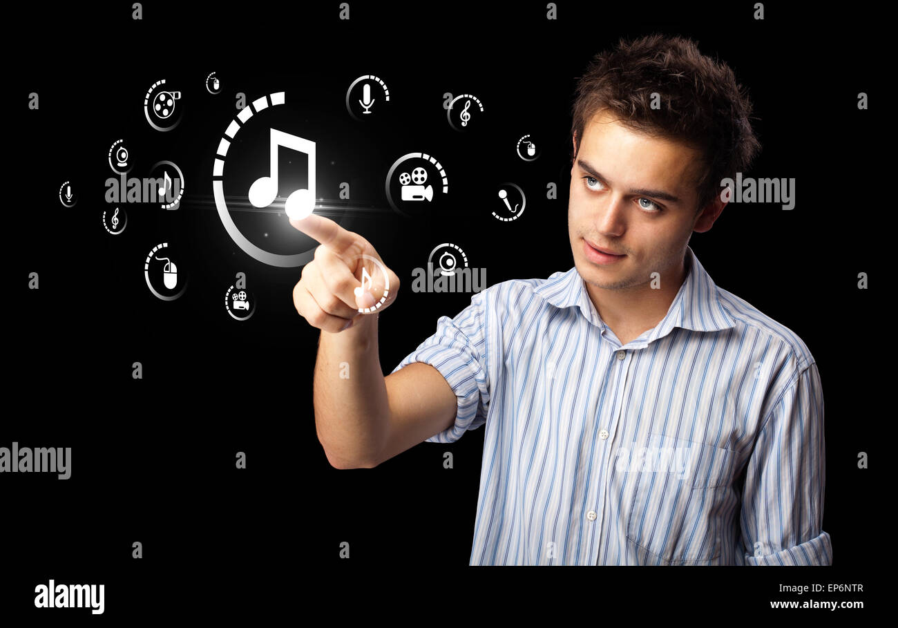 Imprenditore premendo tipo di supporto virtuale di pulsanti Foto Stock