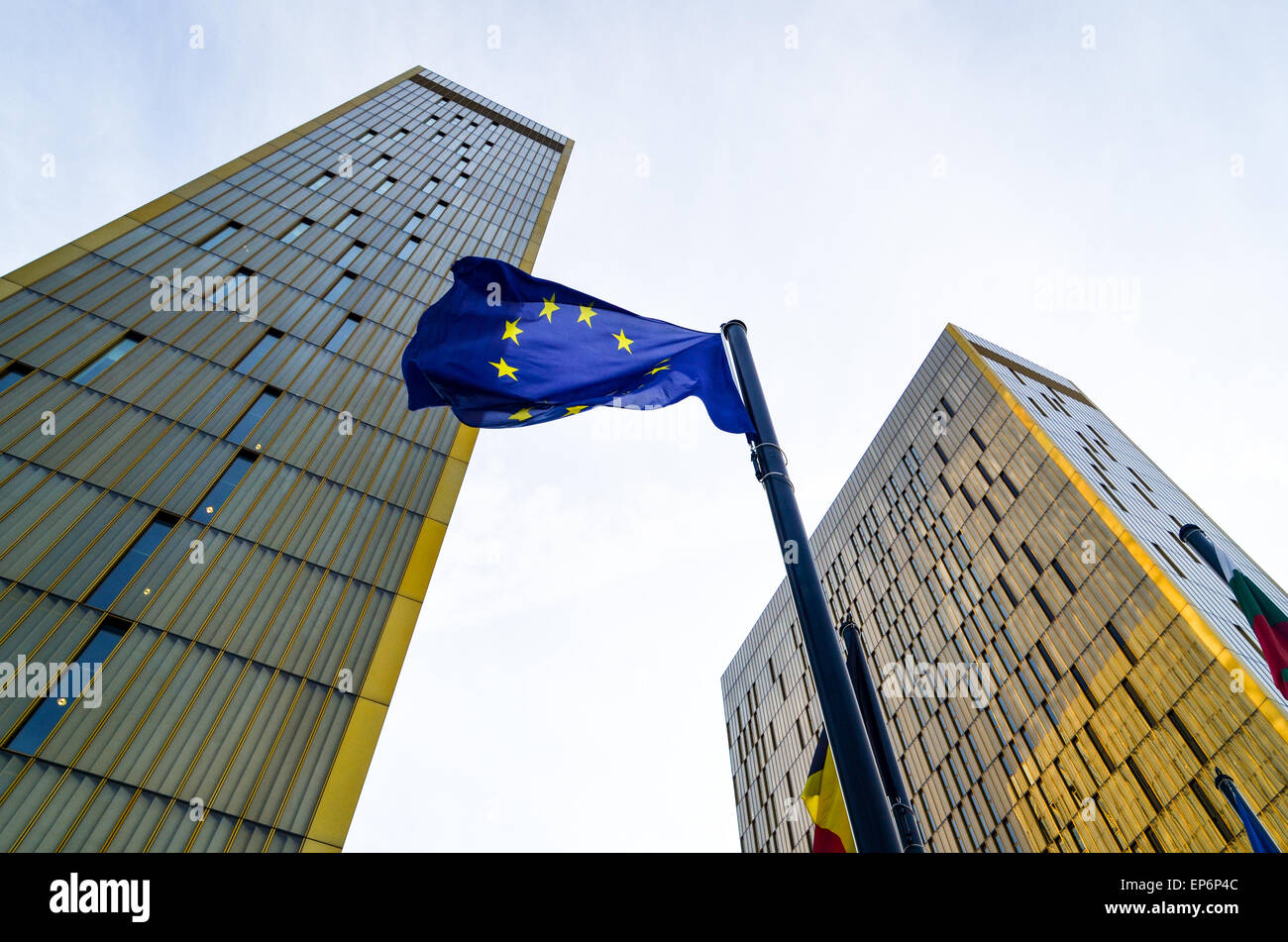Golden torri gemelle della Corte di giustizia dell'Unione europea, nel quartiere europeo, Kirchberg, Lussemburgo, dietro la bandiera dell'UE Foto Stock
