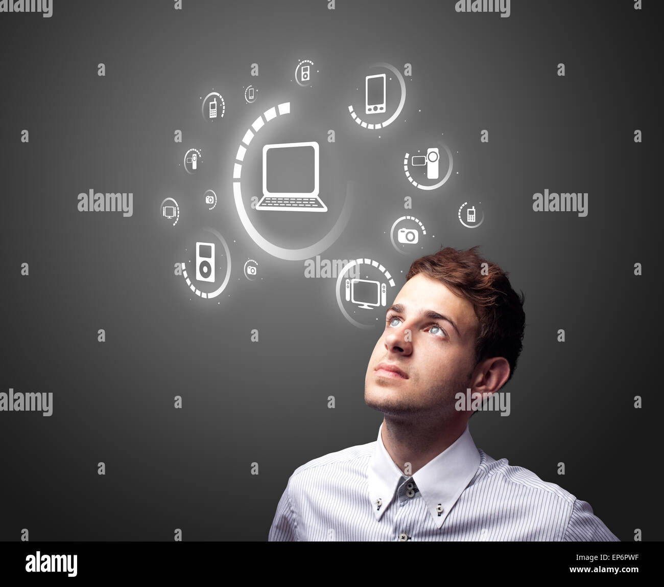 Imprenditore premendo tipo di supporto virtuale di pulsanti Foto Stock