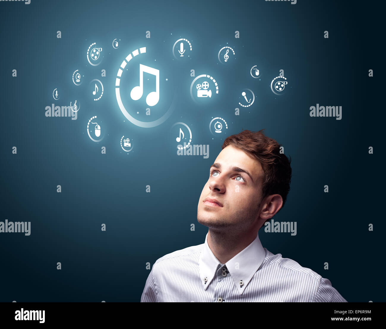 Imprenditore premendo tipo di supporto virtuale di pulsanti Foto Stock