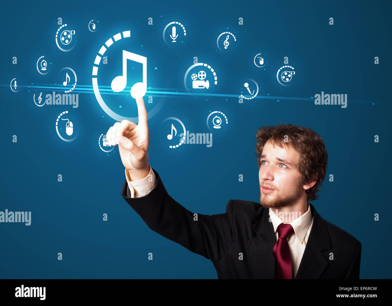 Imprenditore premendo tipo di supporto virtuale di pulsanti Foto Stock