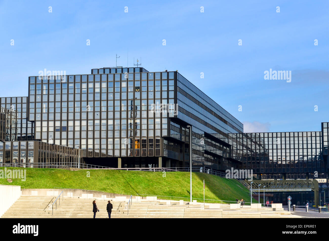 I turisti presso la Commissione europea (bâtiment Jean Monnet) nel quartiere europeo, Kirchberg, Lussemburgo Foto Stock