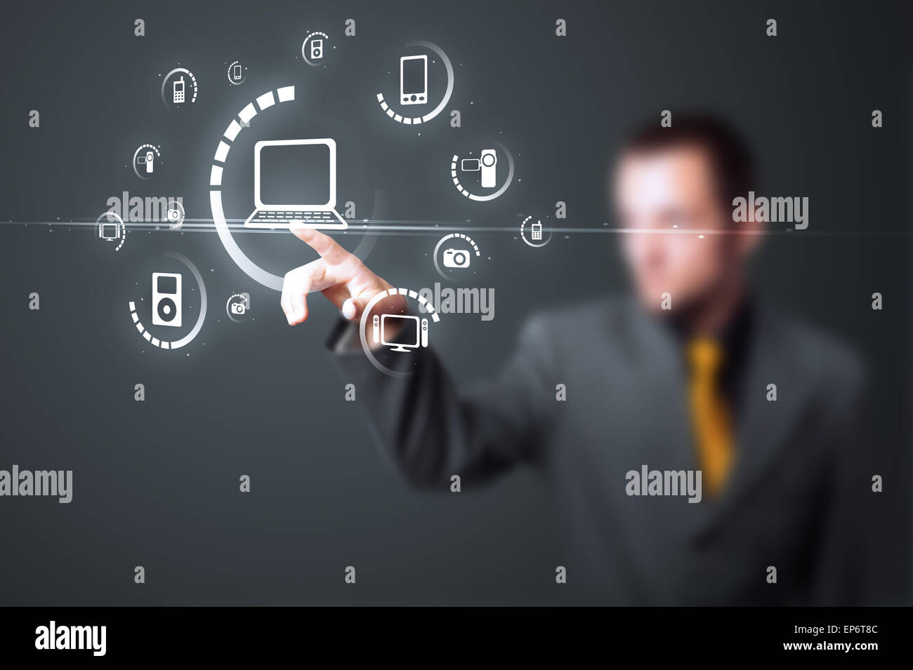 Imprenditore premendo tipo di supporto virtuale di pulsanti Foto Stock