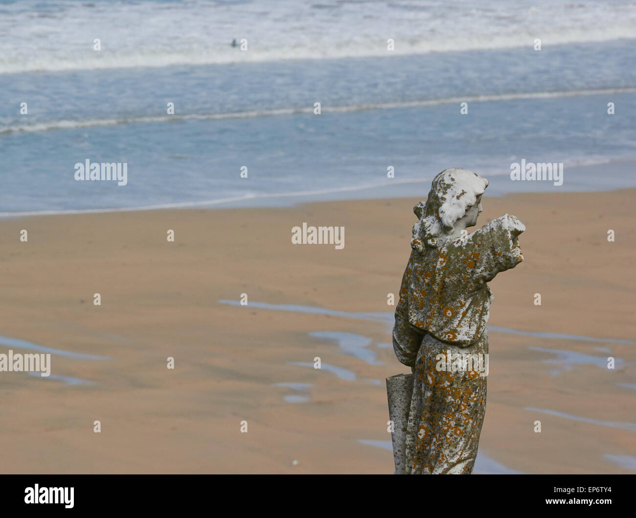 Il Lichen coperto statua femminile con braccio rotto sopra Porthmeor beach Barnoon cimitero St Ives Cornwall Inghilterra Europa Foto Stock