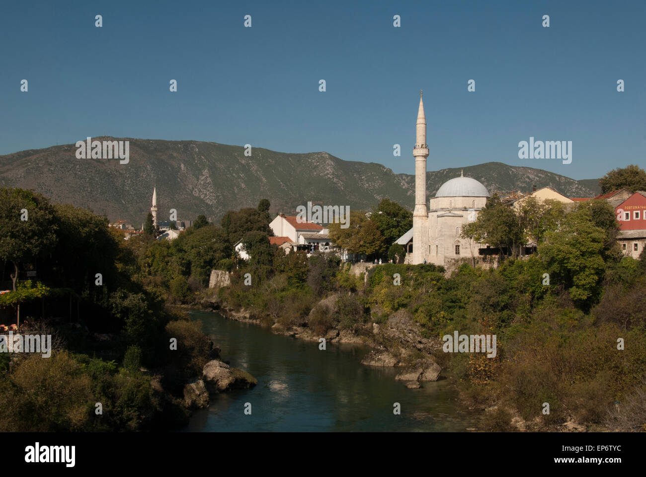 La Bosnia e HERZGOVINA; MOSTAR ; fiume Neretva Foto Stock