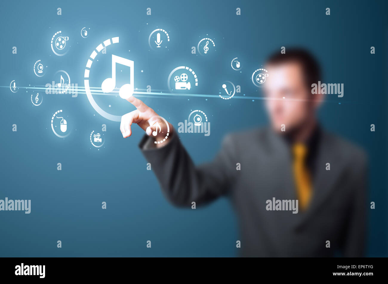 Imprenditore premendo tipo di supporto virtuale di pulsanti Foto Stock