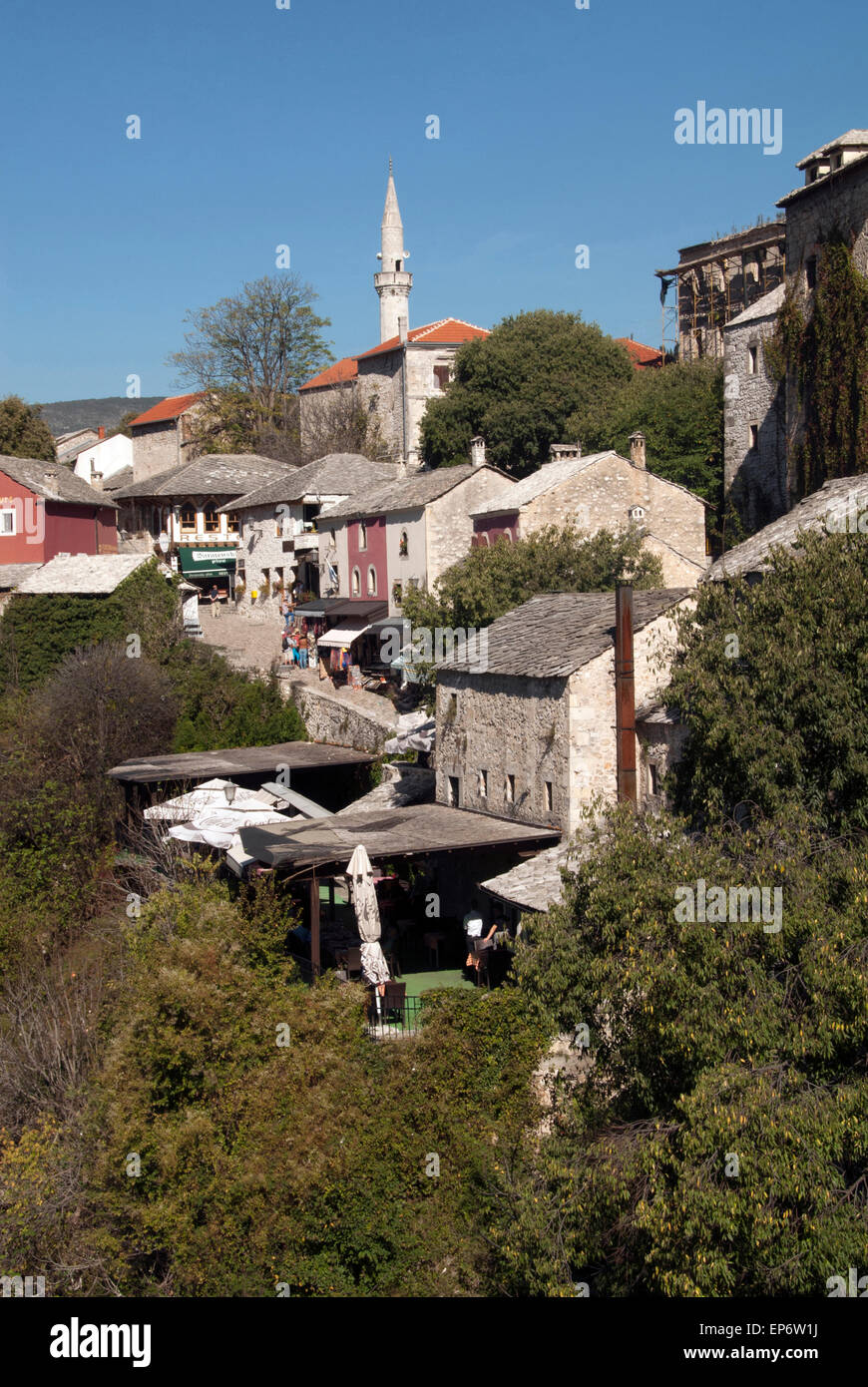La Bosnia e HERZGOVINA; minareto di Mostar, case di strada e le bancarelle del mercato Foto Stock