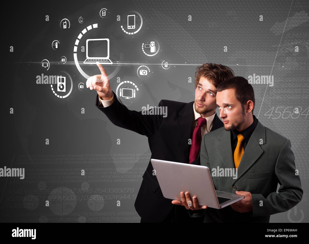 Imprenditore premendo tipo di supporto virtuale di pulsanti Foto Stock