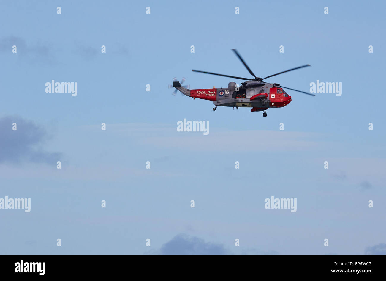 Royal Navy Salvataggio in elicottero con porte aperte nei cieli sopra di St Ives Cornwall Inghilterra Europa Foto Stock