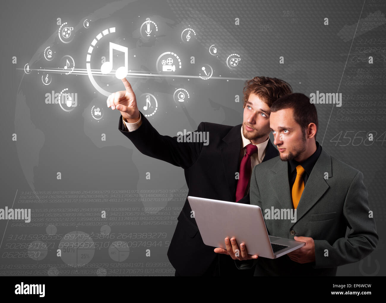 Imprenditore premendo tipo di supporto virtuale di pulsanti Foto Stock