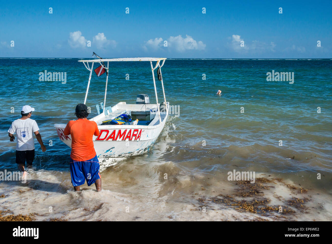 Barca da pesca, il Mare dei Caraibi costa in Puerto Morelos, Riviera Maya, la penisola dello Yucatan, Quintana Roo stato, Messico Foto Stock