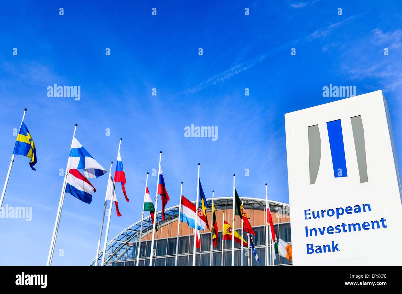 Le bandiere dei paesi dell' Unione europea presso la Banca europea per gli investimenti, il quartiere europeo, Lussemburgo Foto Stock