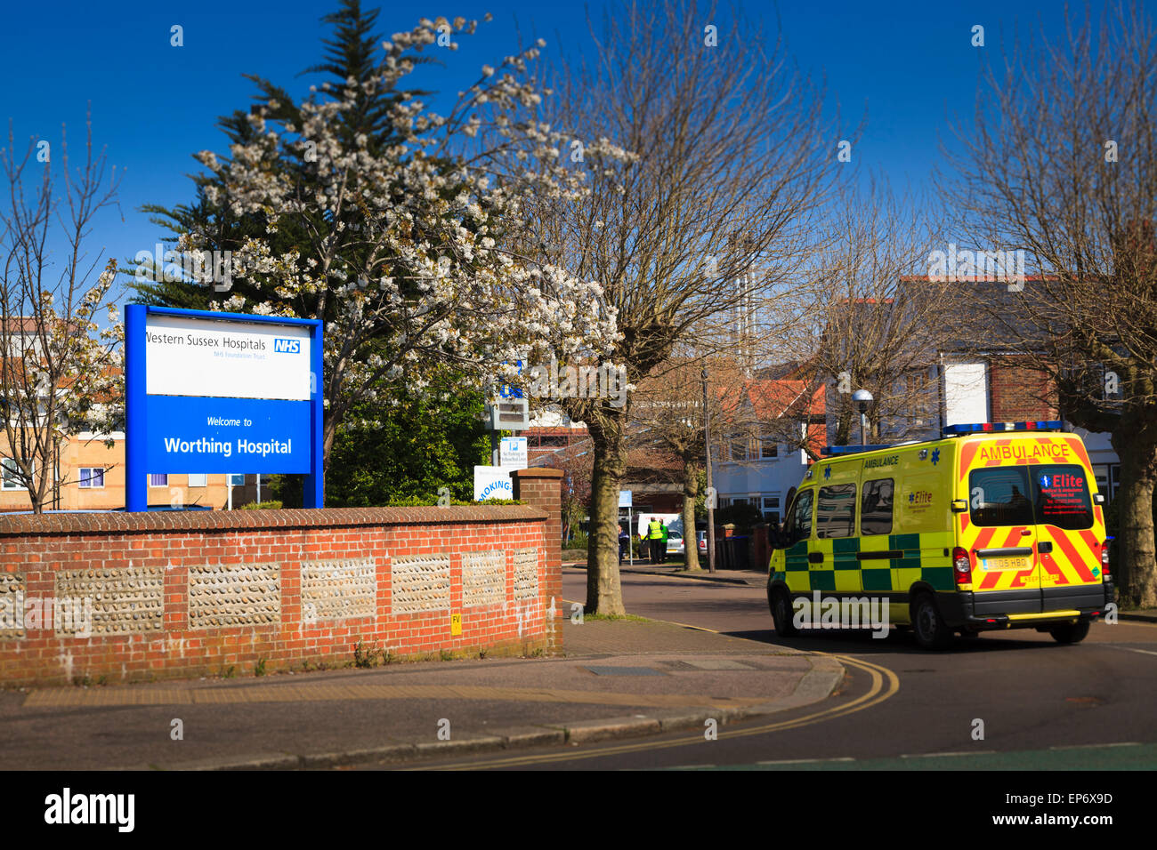 Entrando in ambulanza ospedale Worthing West Sussex Foto Stock
