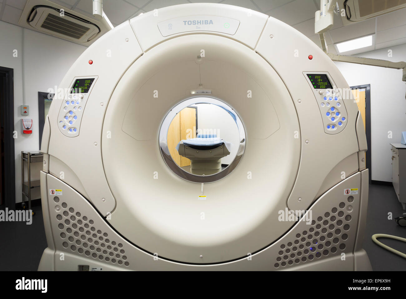 Scanner MRI Magnetic Resonance Imaging medico ospedaliere reparto di imaging in ospedale Foto Stock