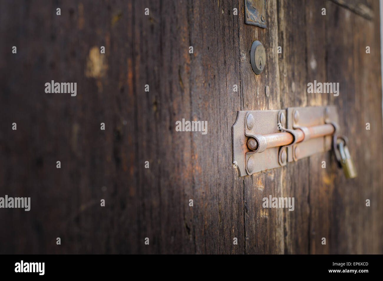 Il vecchio dispositivo di chiusura di una porta di legno di una stalla Foto Stock