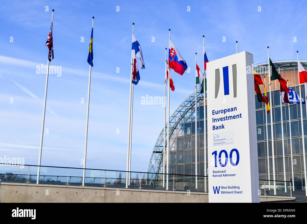 Le bandiere dei paesi dell' Unione europea presso la Banca europea per gli investimenti, il quartiere europeo, Lussemburgo Foto Stock