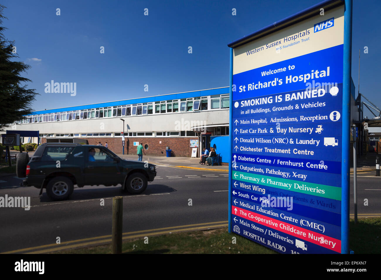 Ingresso e segno di direzione presso il St Richards Hospital Chichester Sussex occidentale negli ospedali Foto Stock