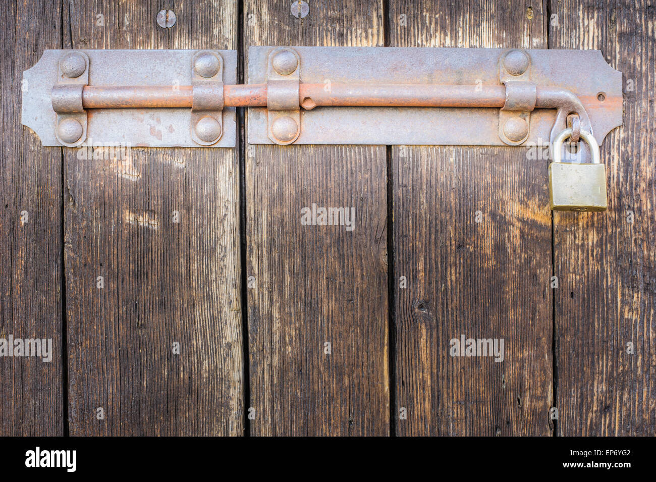 Il vecchio dispositivo di chiusura di una porta di legno di una stalla Foto Stock
