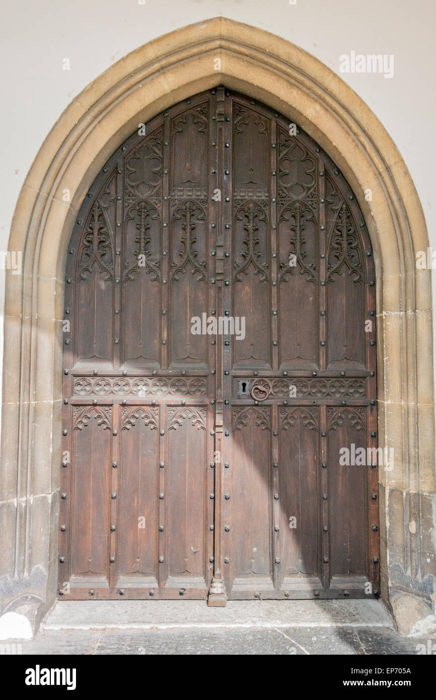 Decorativo medievale, costellate di legno, arcuato porta doppia con antico in pietra circondano Foto Stock