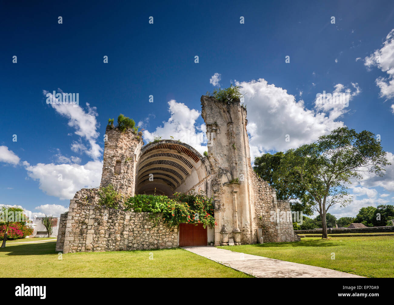 La Iglesia de Santo Nino Gesù, chiesa fortificata, parete mancante, in Tihosuco, ruta de las Iglesias Quintana Roo stato, Messico Foto Stock