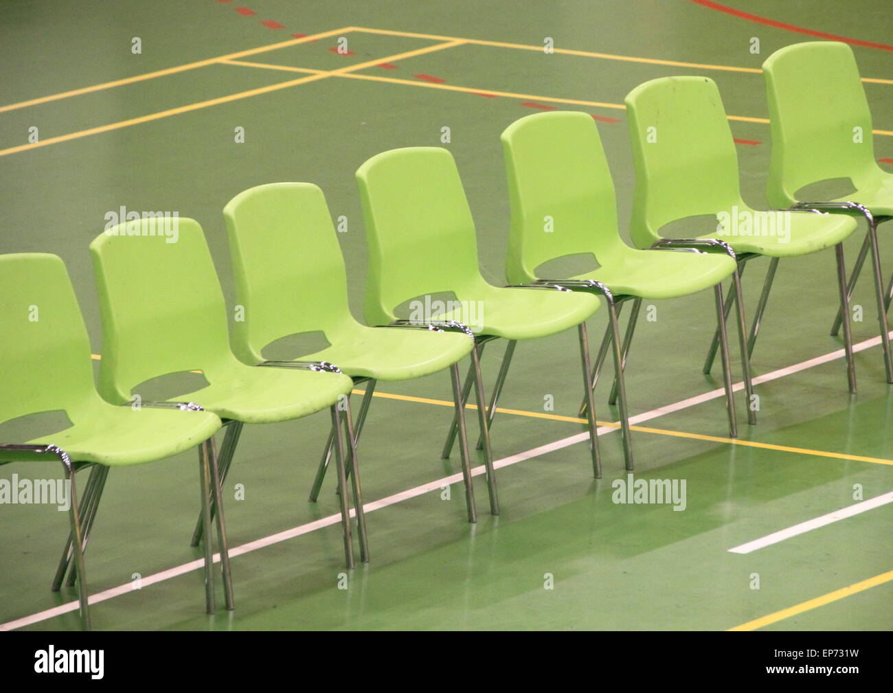 La linea di sedie verdi in sports hall Foto Stock