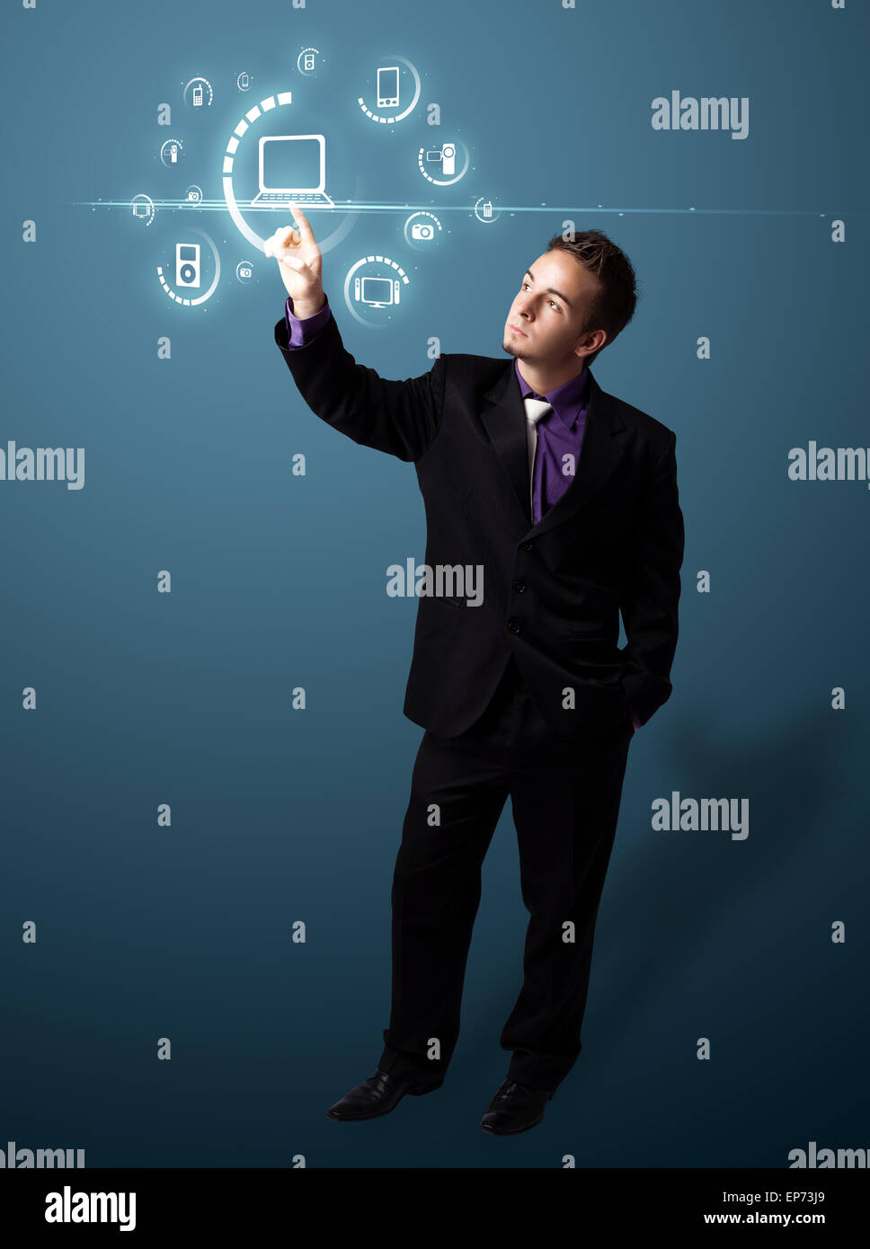 Imprenditore premendo tipo di supporto virtuale di pulsanti Foto Stock