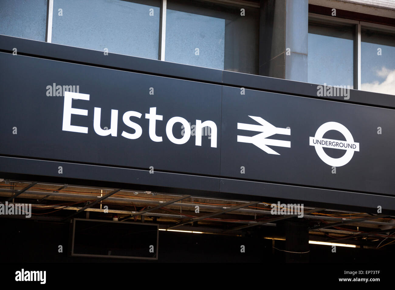 2015 - Nuovo e rinnovato la stazione di Euston e segno, Londra, Inghilterra Foto Stock