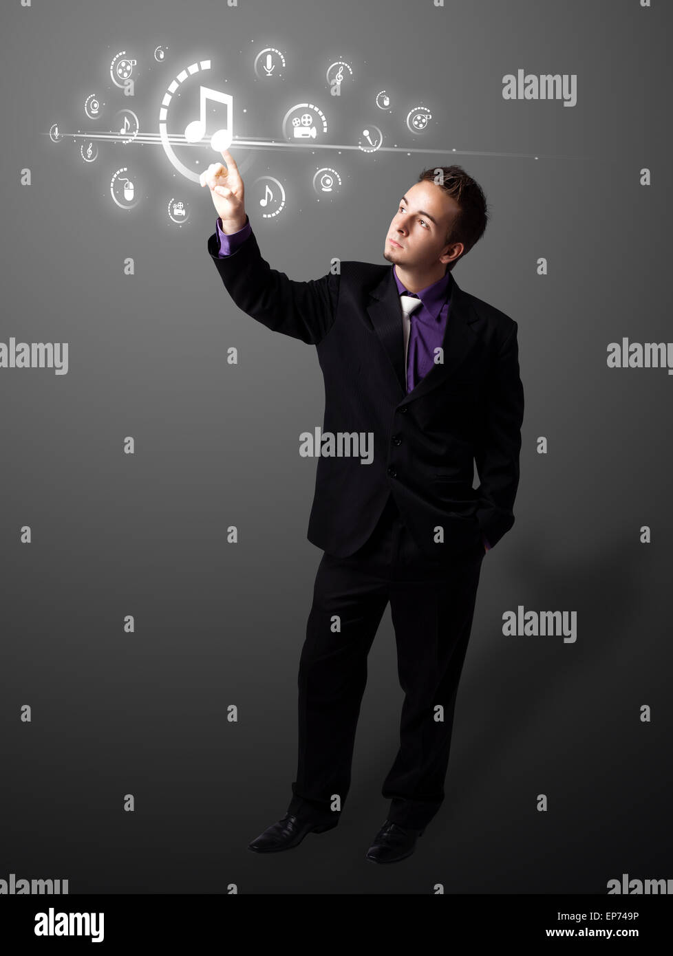 Imprenditore premendo tipo di supporto virtuale di pulsanti Foto Stock