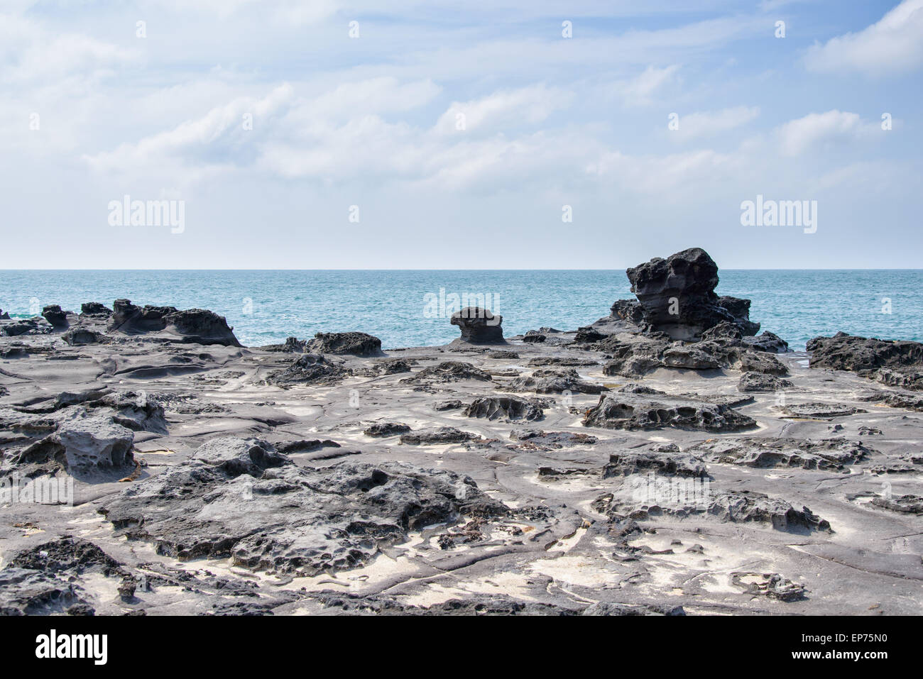 Paesaggio con distintivo roccia geologica costa di Jeju Island, Corea. È vicino al Jeju Olle sentiero percorso 16. Foto Stock