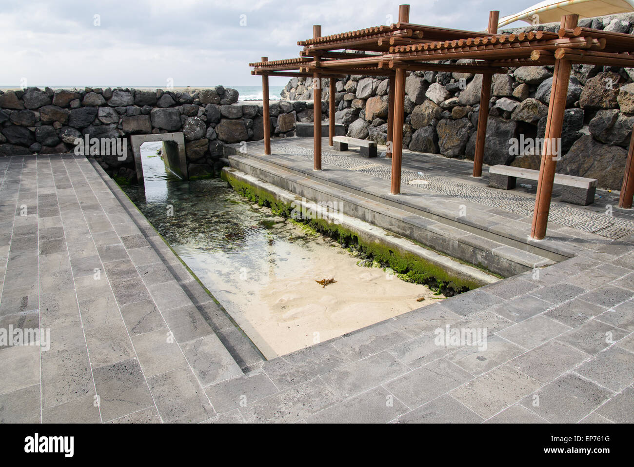 Gwamul open-air bagno pubblico. Si tratta di un bagno tradizionale dell'Isola di Jeju e situato vicino alla spiaggia di Gwakji in Aewol. Foto Stock