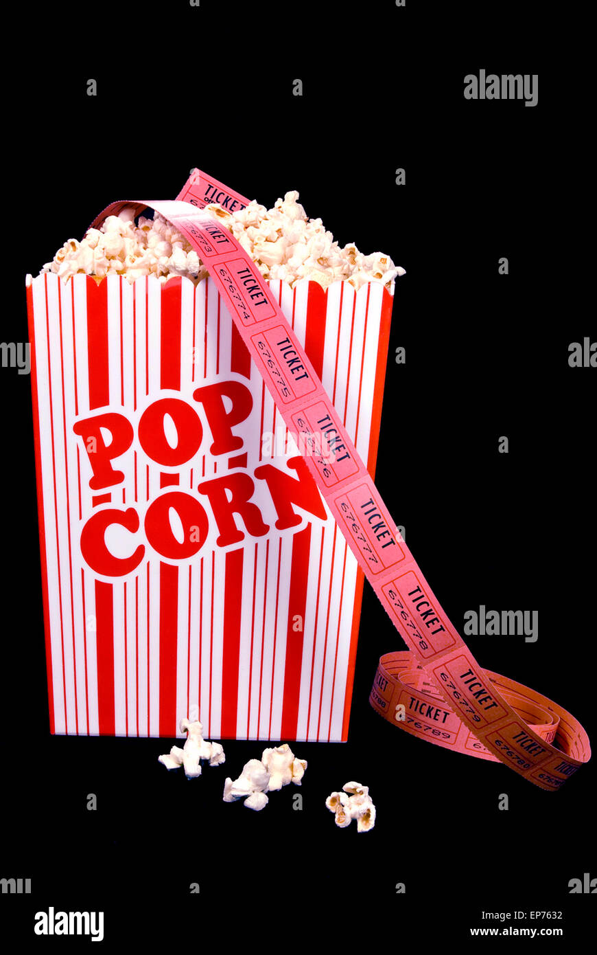 Benna di popcorn con rotolo di biglietti per il cinema su sfondo nero Foto Stock