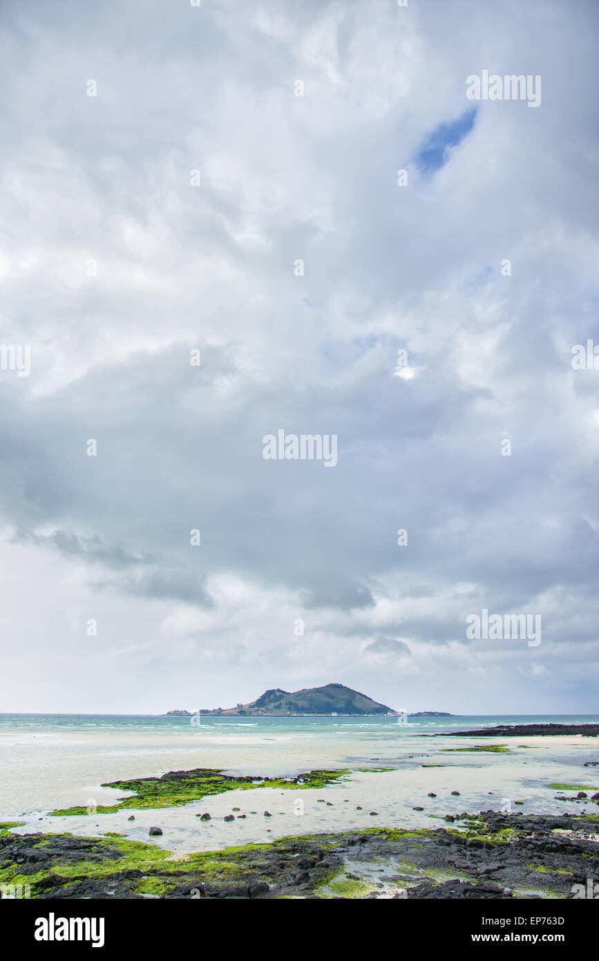 Paesaggio di Biyangdo isola in un giorno nuvoloso, vista dalla spiaggia Hyeopjae Aewol nell'Isola di Jeju, Corea. Foto Stock