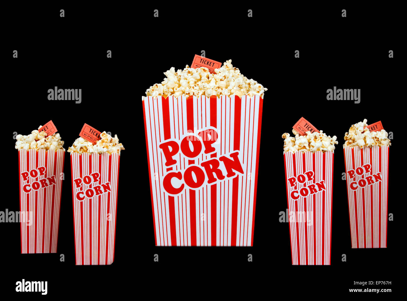 Tempo per la famiglia al cinema con popcorn In secchi con Red Biglietti Foto Stock