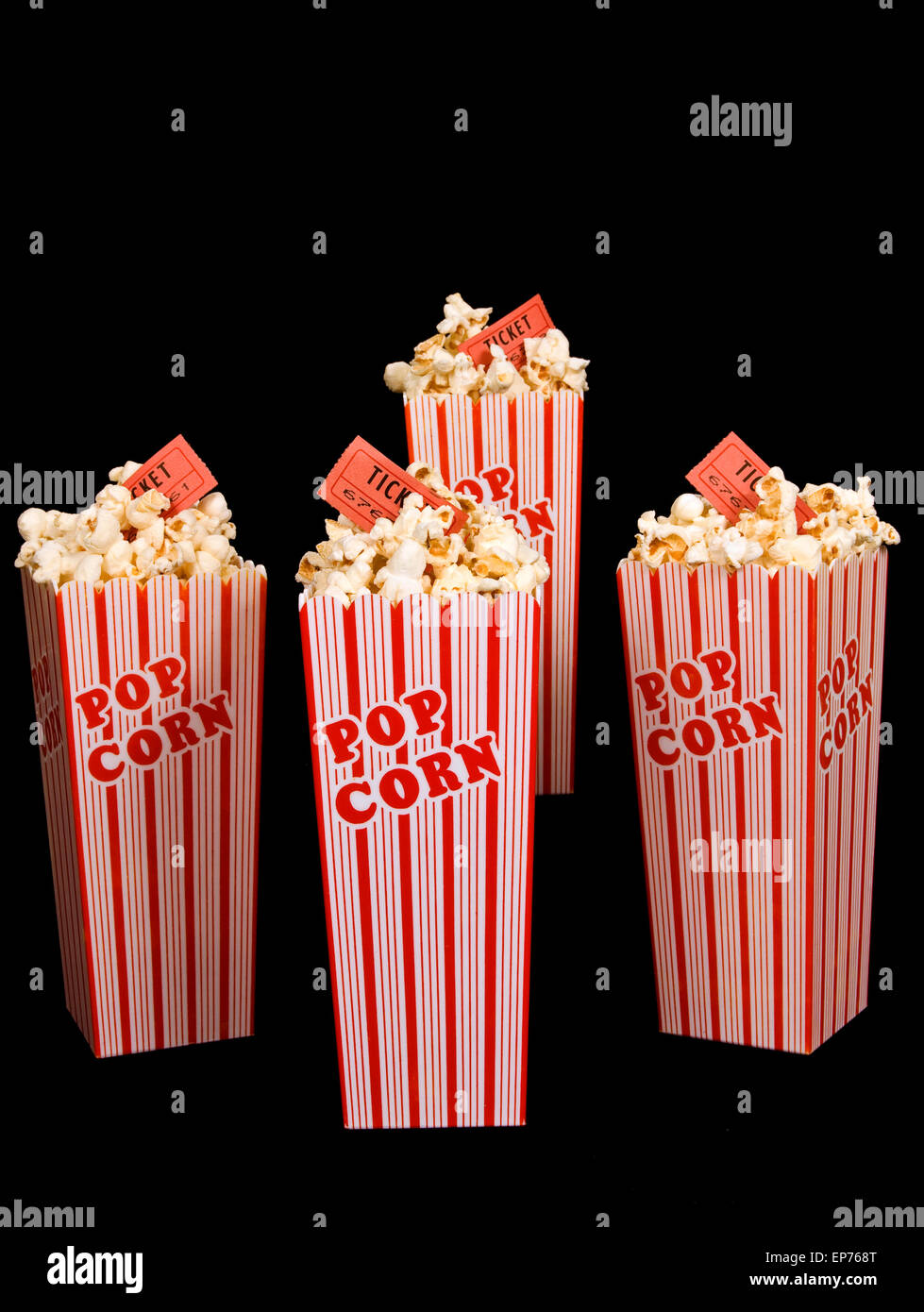Divertimento per tutta la famiglia presso il piccolo film secchi di popcorn con biglietti per il cinema su sfondo nero Foto Stock