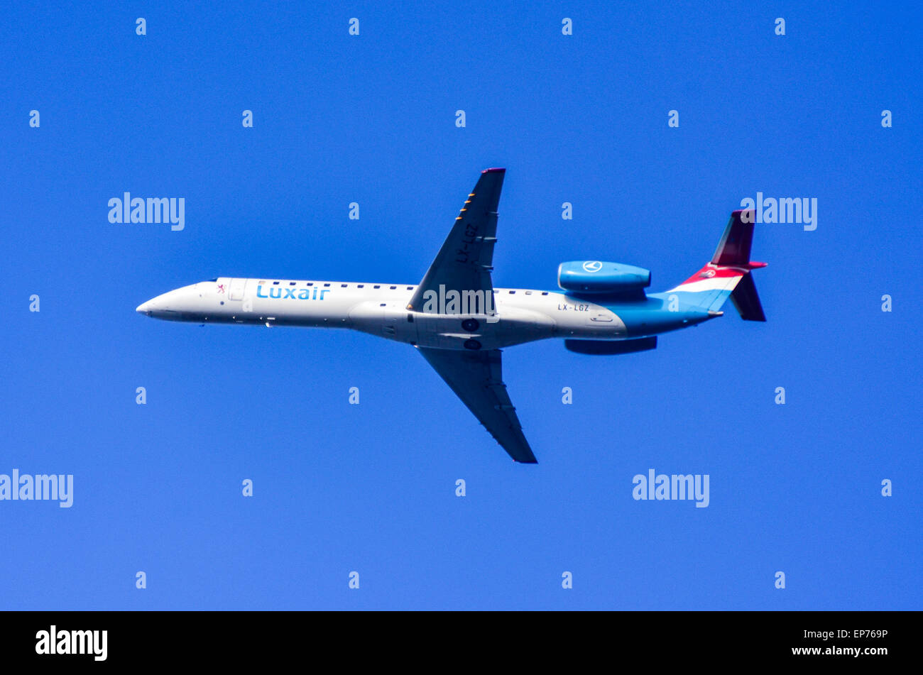 Luxair Embraer ERJ-145LU volare nel cielo blu di Lussemburgo Foto Stock