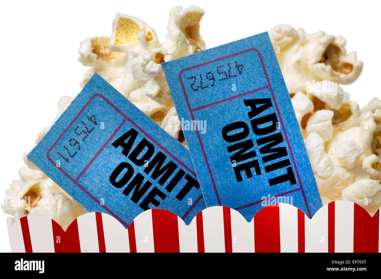 Film la notte. Piccolo secchio di popcorn con biglietti per il cinema girati da vicino su sfondo bianco Foto Stock