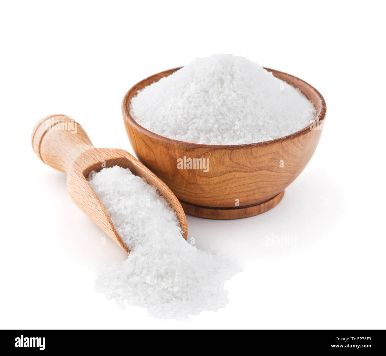 Regolare di sale da tavola in una ciotola di legno Foto Stock