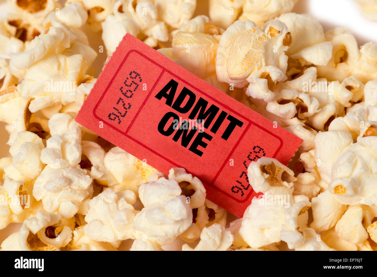 Popcorn con sfondo rosso ammissione biglietto di film Foto Stock