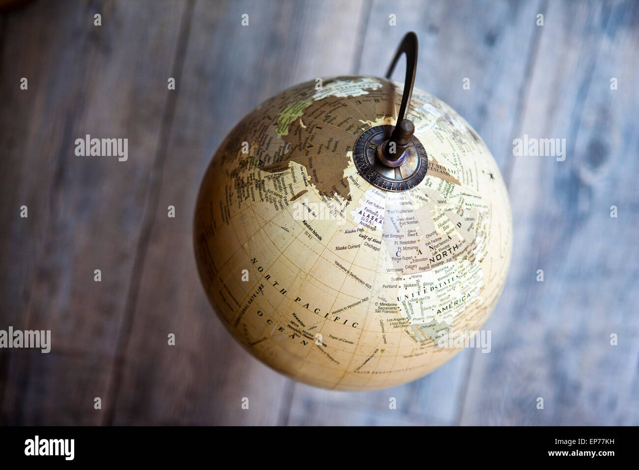 Vecchio globo terrestre su un pavimento di legno Foto Stock