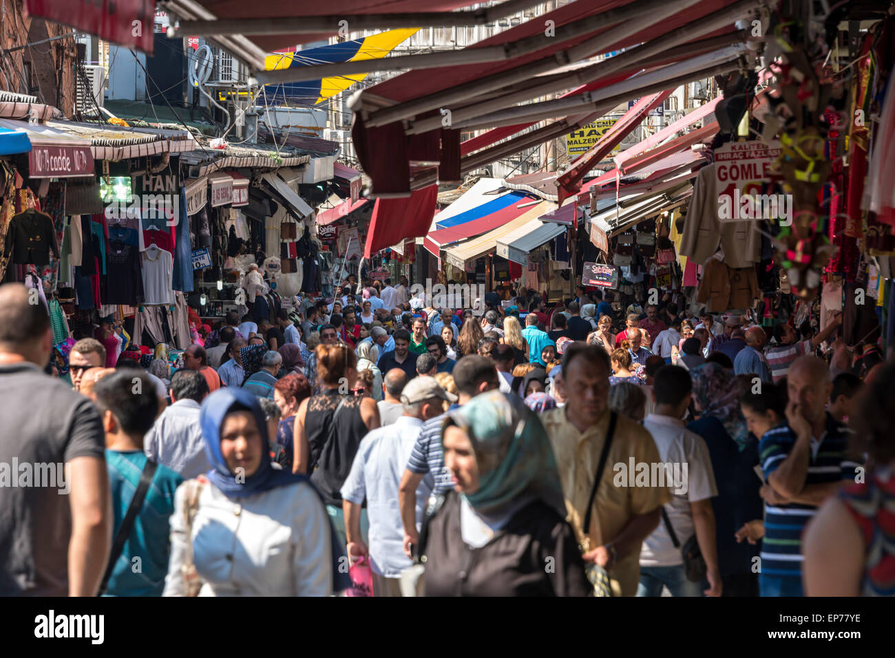Un vivace affollata strada dello shopping vicino al Grand Bazaar di Istanbul riempita con gli acquirenti Foto Stock