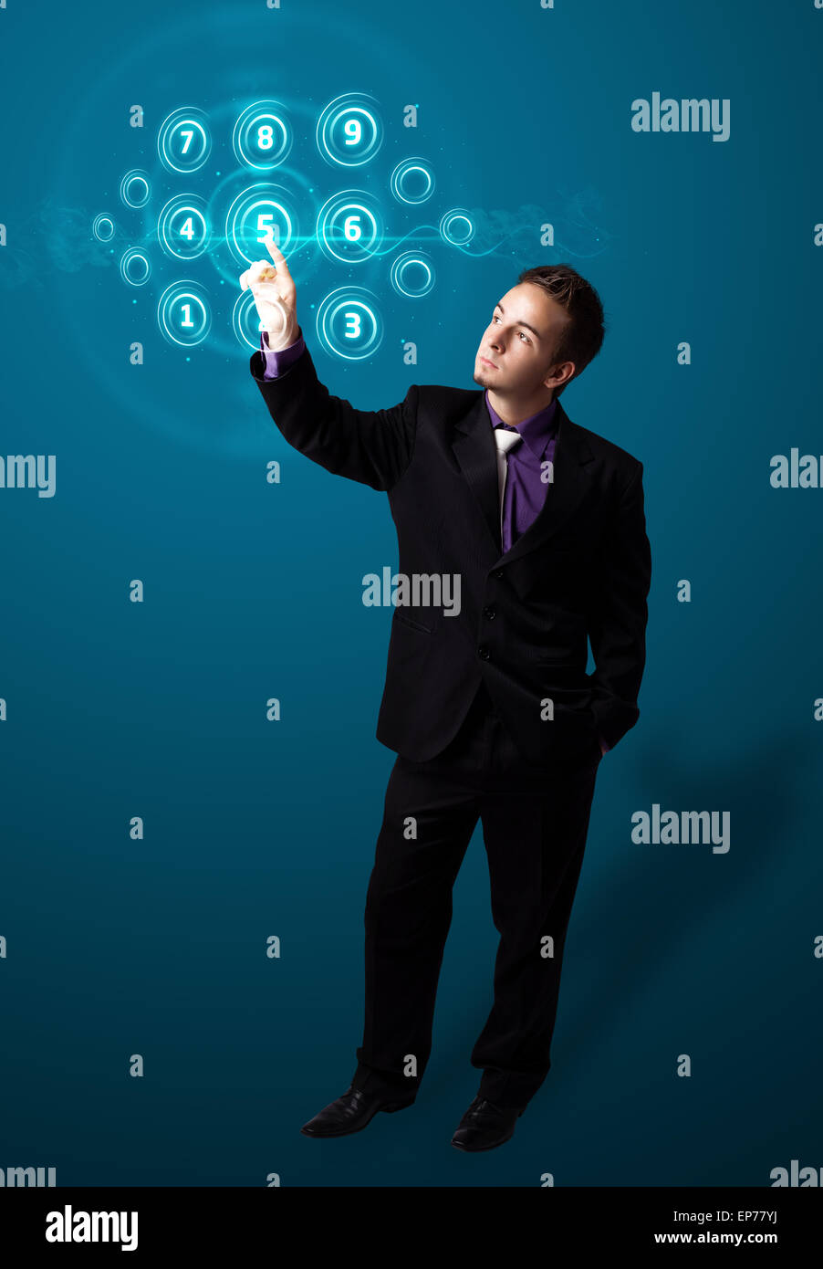 Imprenditore premendo high tech tipo di pulsanti moderno Foto Stock