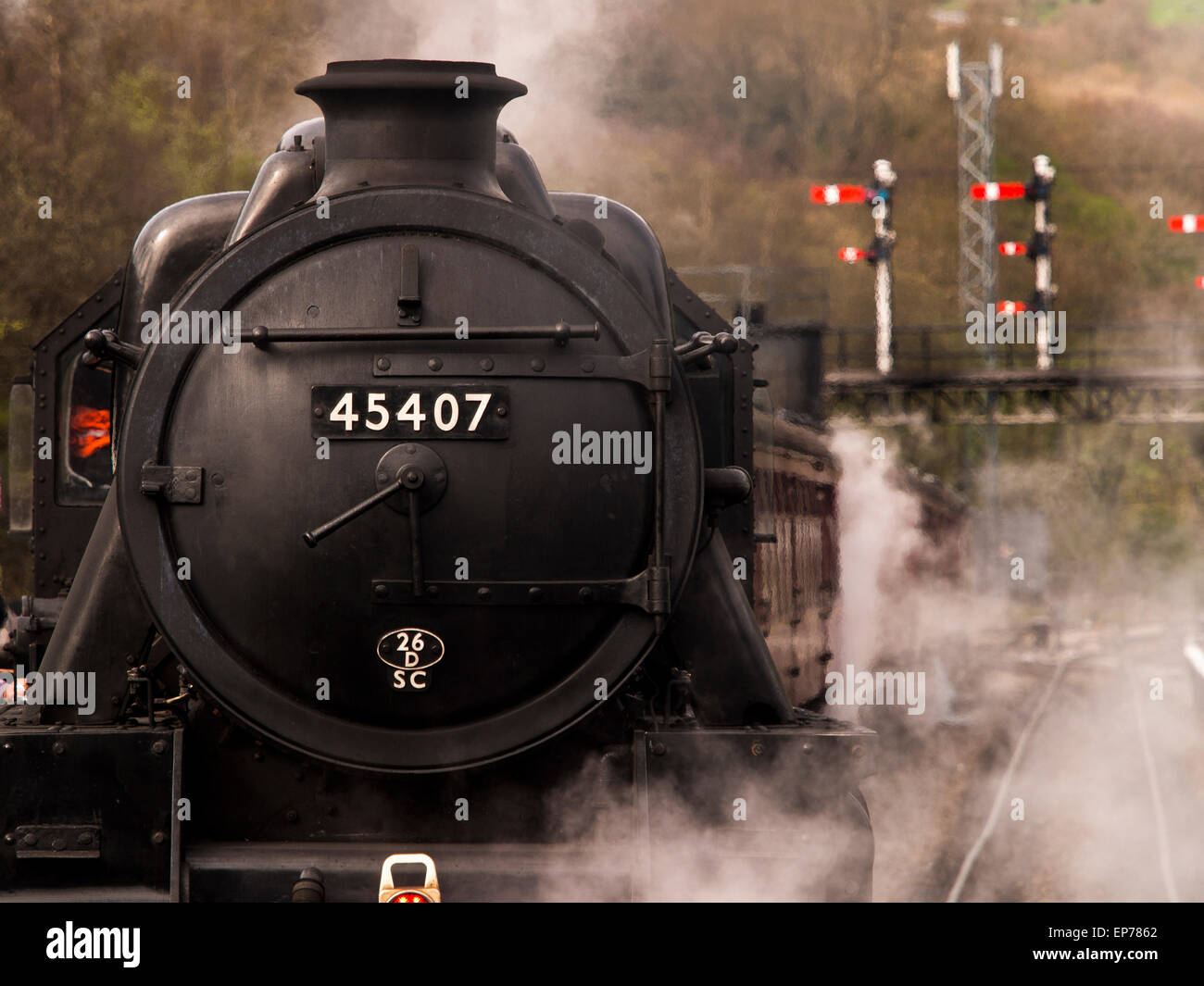 Vintage locomotiva a vapore 45407 Il Lancashire Fusilier alla stazione Grosmont,sulla North Yorkshire Moors Railway,Yorkshire,UK.tak Foto Stock