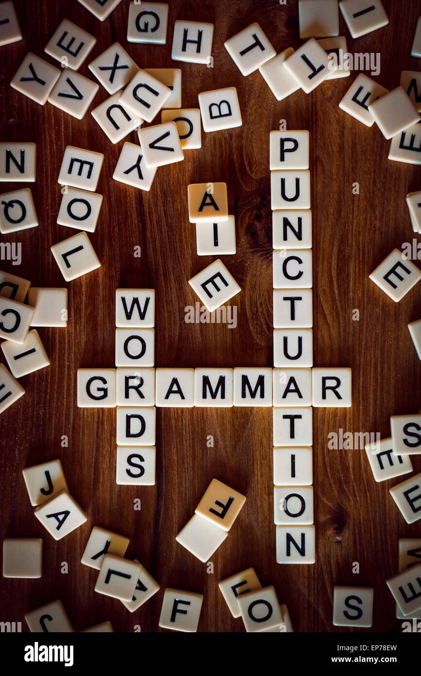 Le parole della grammatica, parole e punteggiatura scritto utilizzando lettera piastrelle nello stile di un cruciverba Foto Stock
