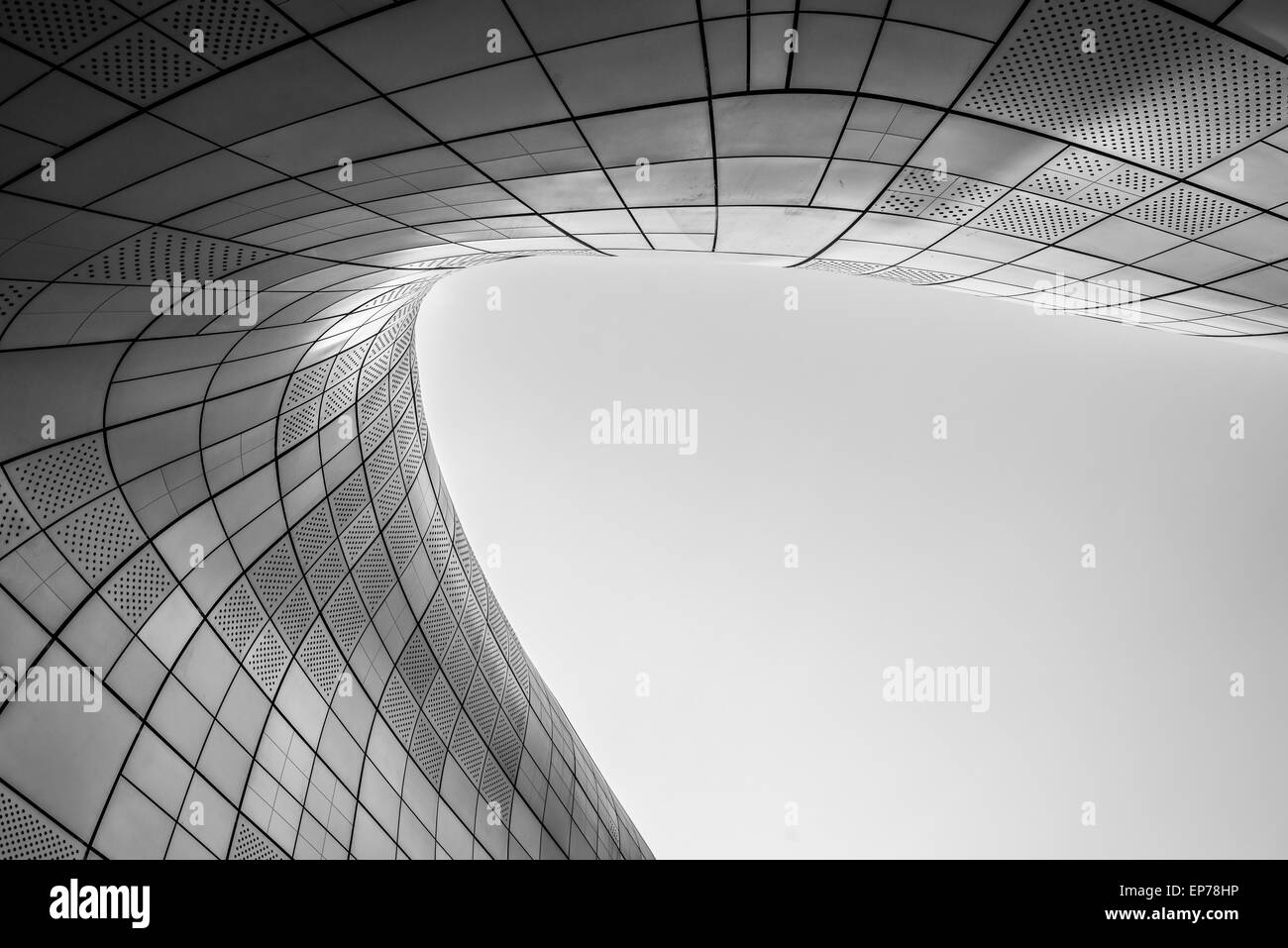 La moderna architettura al design di Dongdaemun Plaza. Foto scattata Febbraio 20, 2015 a Seul, in Corea del Sud. Foto Stock