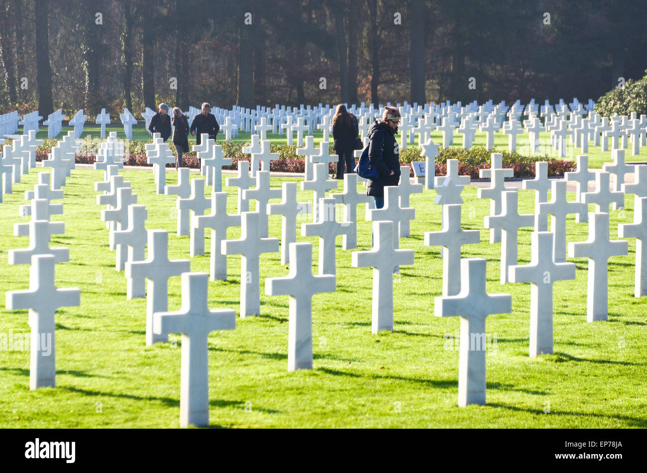 Visitatori presso le tombe o più di 5000 soldati USA al vertice di Lussemburgo il Cimitero e memoriale americano che morì durante il WW2 Foto Stock