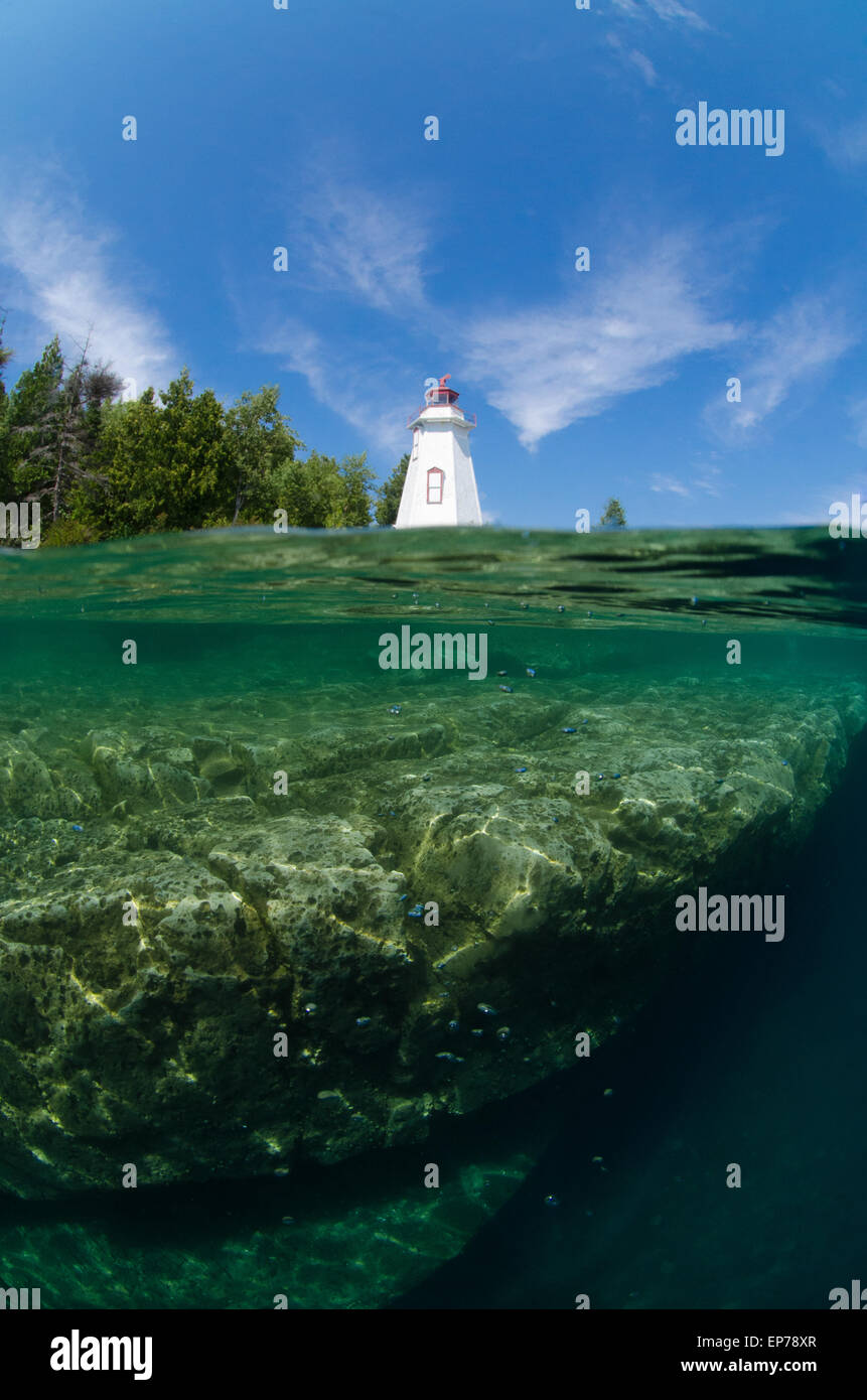 Roccia calcarea sotto la grande vasca faro del porto a Tobermory, Ontario, Canada. Foto Stock