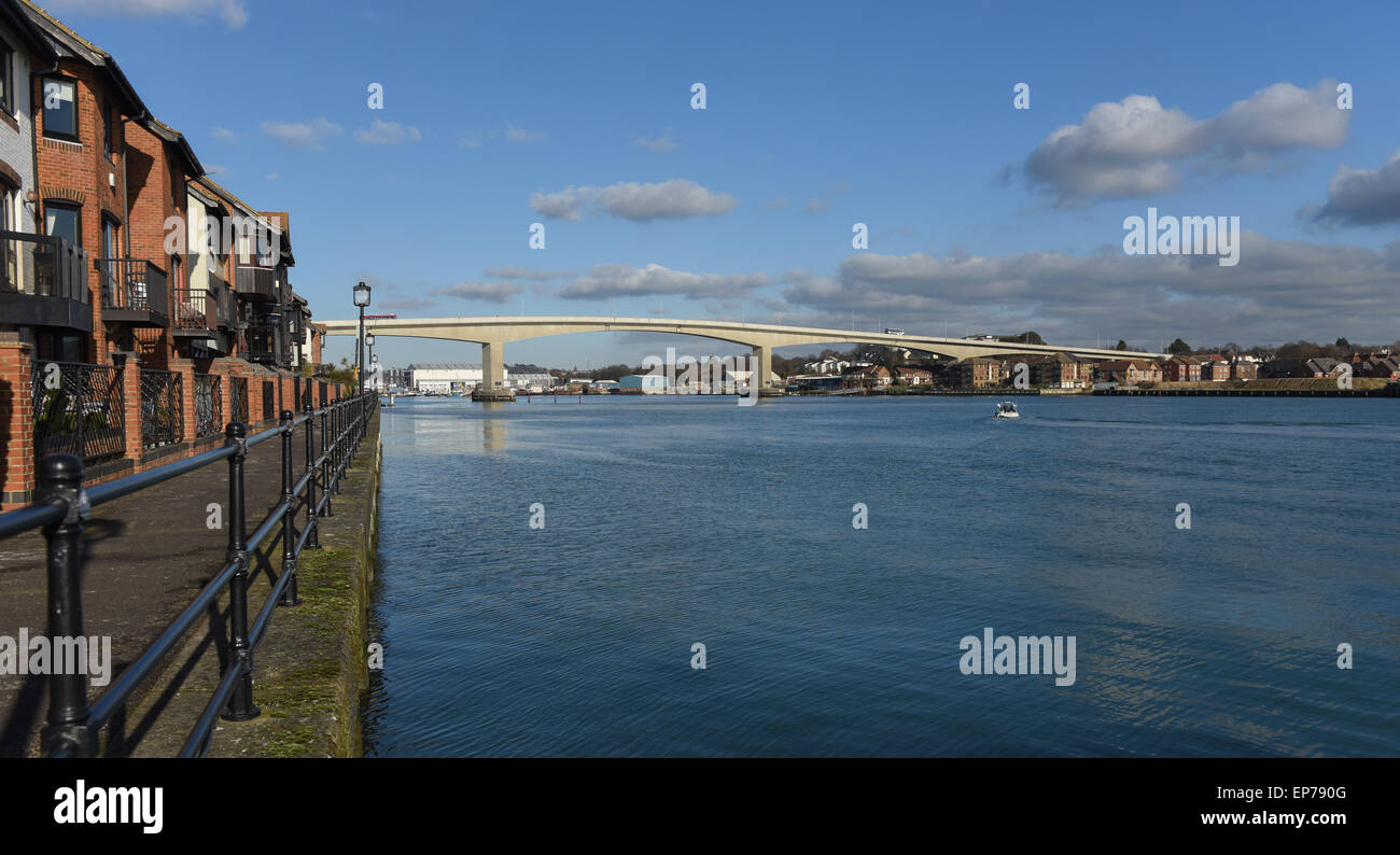 Una vista del Ponte Itchen in Southampton da Ocean Village Foto Stock