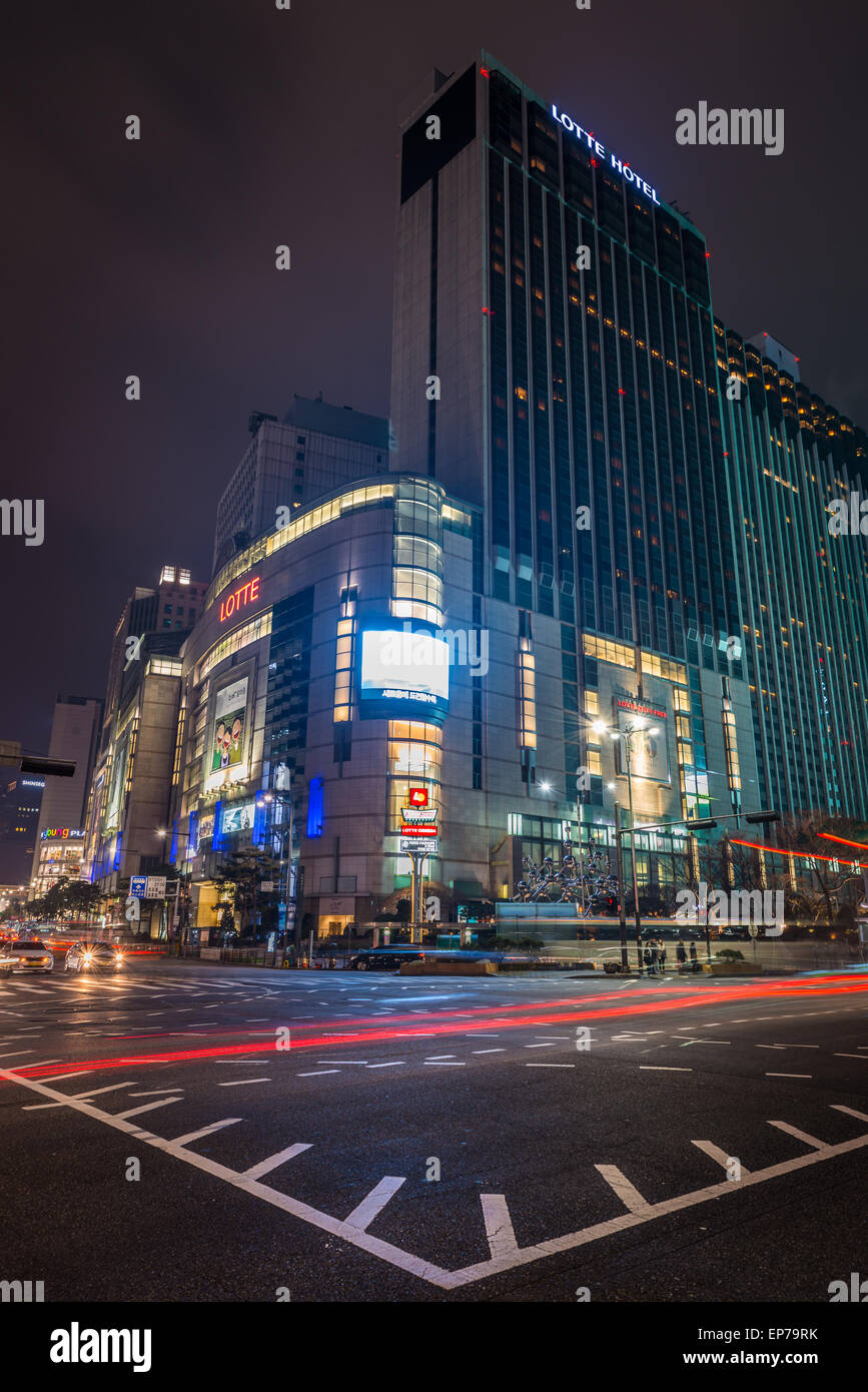 Lotte department store illuminata di notte nel quartiere a Myeongdong di Seoul, Corea del Sud. Foto Stock